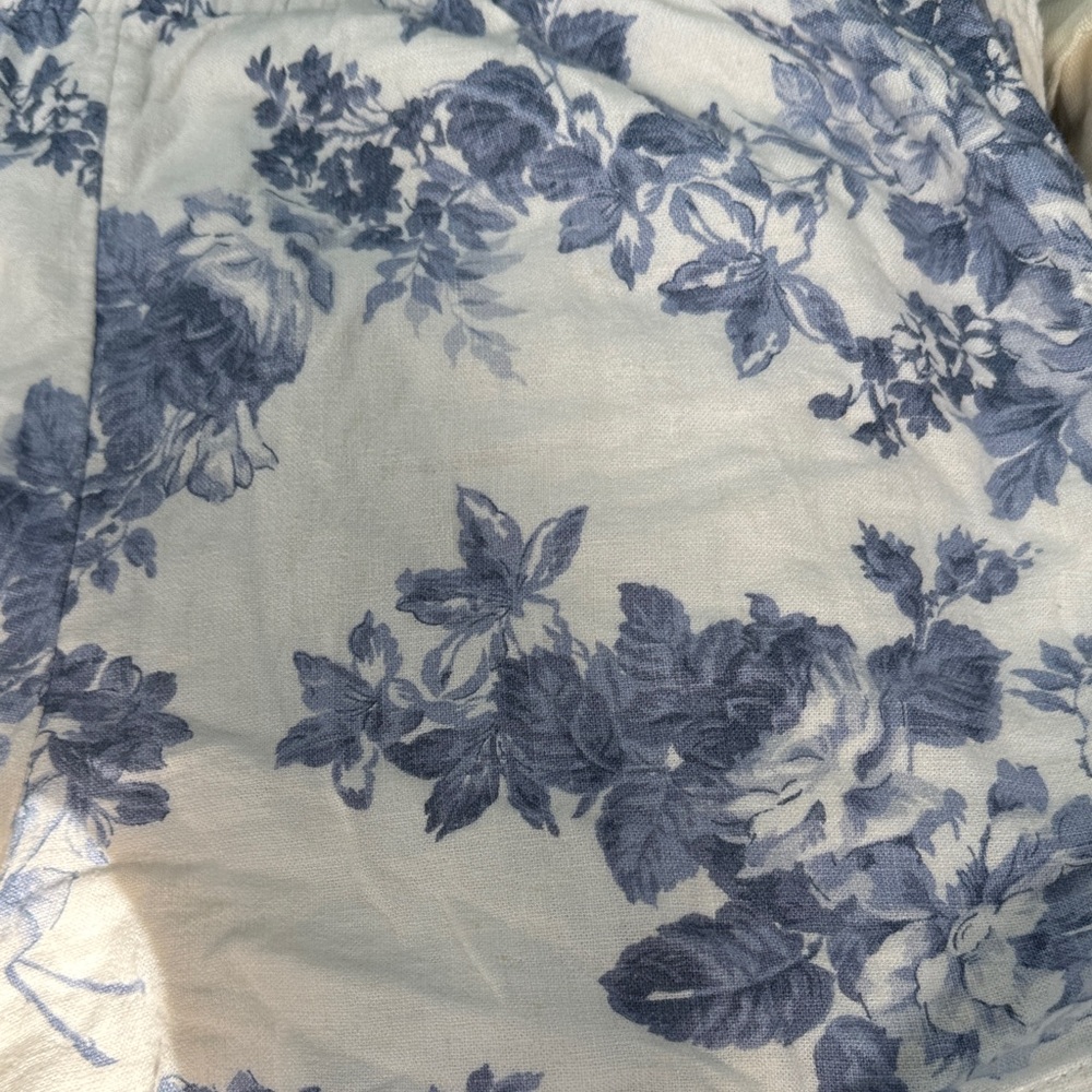 Abercrombie & Fitch Cream Shorts with Blue Floral Print - Picture 6 of 9